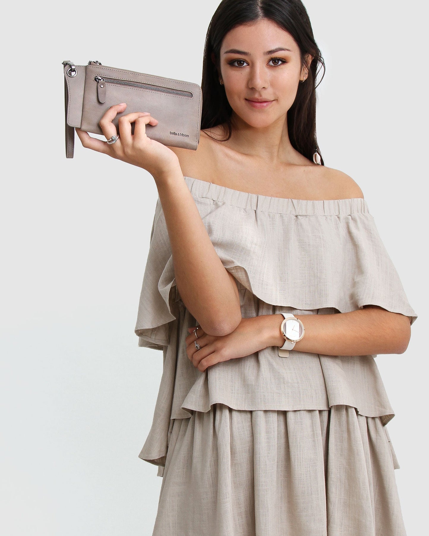 Penelope-Ash_leather-wallet_model_2_4707c028-6ae8-441b-a9ce-106c6ea6cc6a.jpg